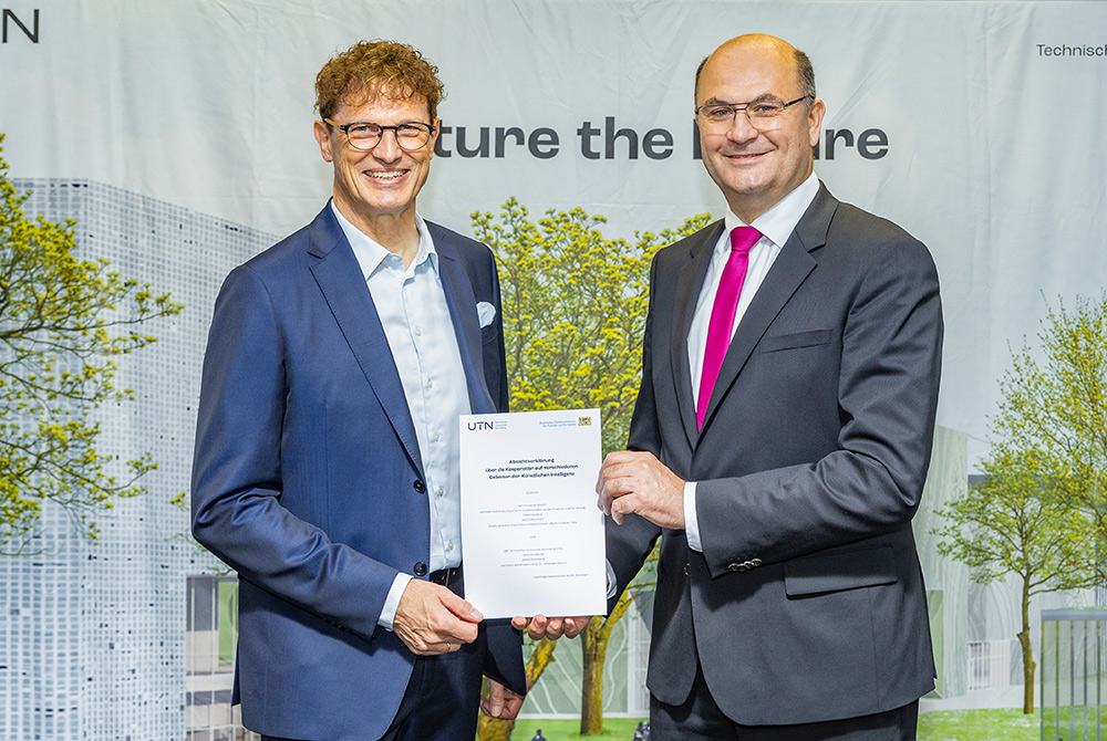 Foto: Albert Füracker, MdL, Bayerischer Staatsminister der Finanzen und für Heimat sowie Professor Alexander Martin, stellvertretender Gründungspräsident der UTN mit der unterzeichneten Kooperation für eine weitreichende Zusammenarbeit. (Copyright: Dieter Zeitler)