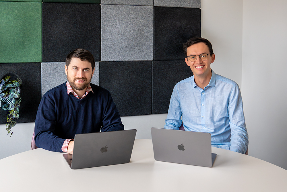 Professor Grabocka und Professor Kipf vor ihren beiden aufgeklappten MacBooks.