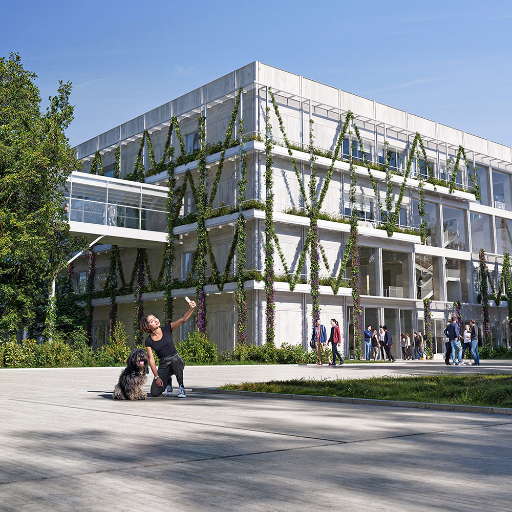 Modernes Gebäude mit heller Fassade, an der Planzen wachsen. Frau mit Hund im Vordergrund